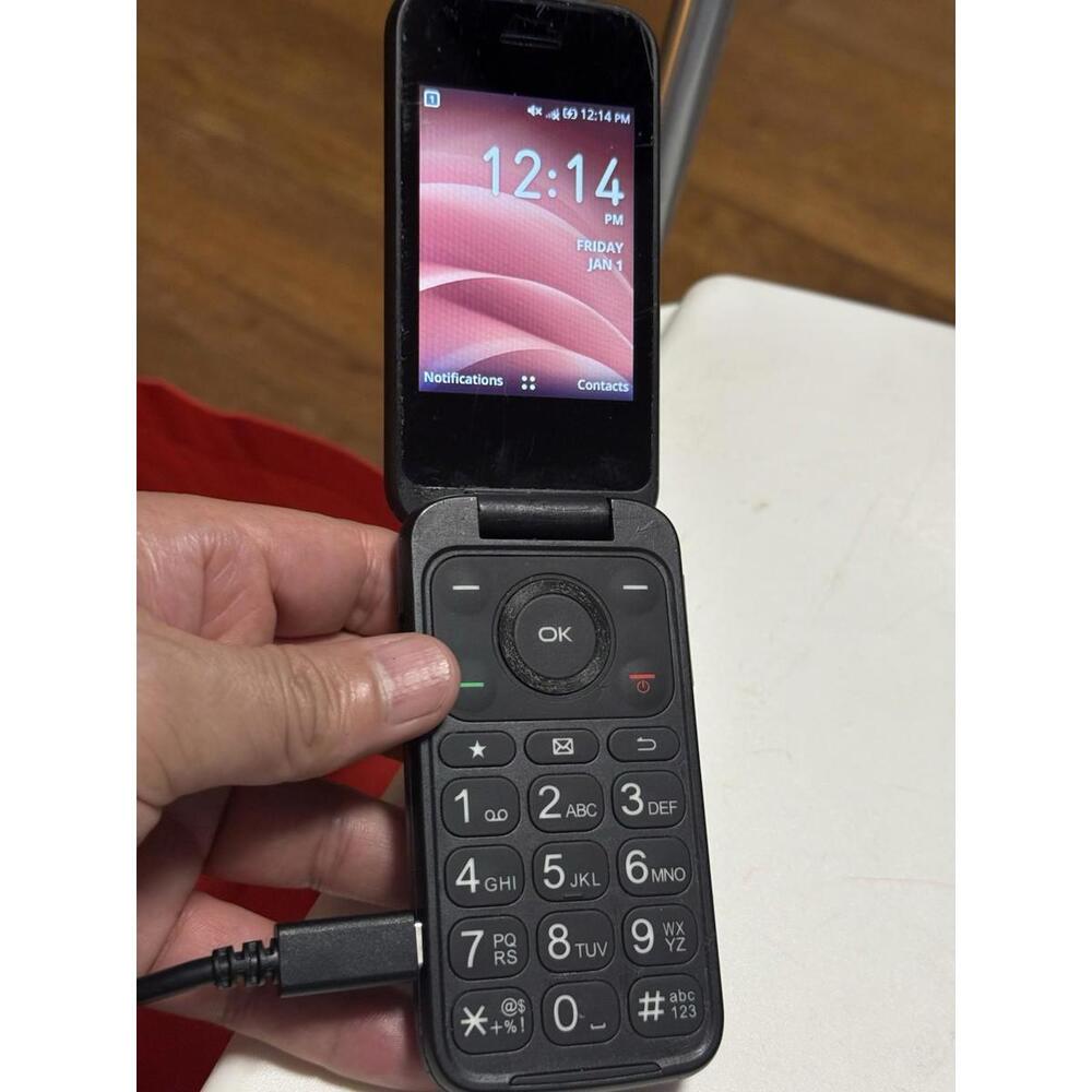 TCL Flip Pro 4GB (Black) Verizon 4G LTE Prepaid Flip Phone Excellent Condition